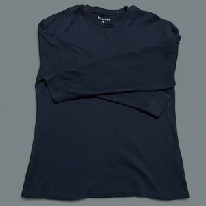 Thin crewneck/long sleeve t-shirt.